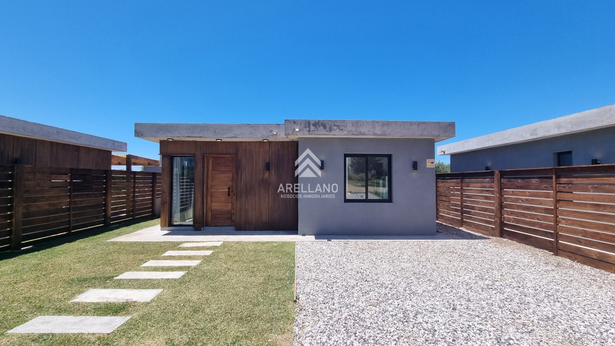 Casa ID.5160 - Casa Venta 2 Dormitorios 2 Baños, Piscina en Punta Colorada - LINK PC II