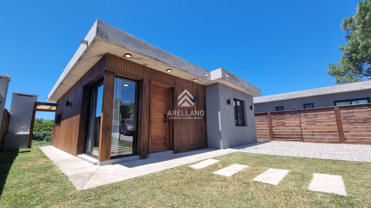 Casa ID.5160 - Casa Venta 2 Dormitorios 2 Baños, Piscina en Punta Colorada - LINK PC II