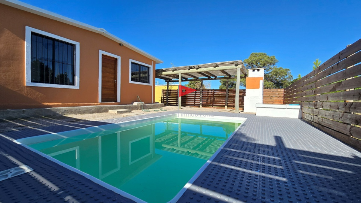Casa ID.92 - Casa Venta 2 Dormitorios 1 Baño, Piscina en Las Flores - MANDARINA