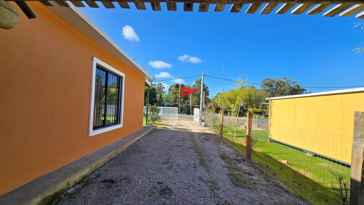 Casa ID.92 - Casa Venta 2 Dormitorios 1 Baño, Piscina en Las Flores - MANDARINA