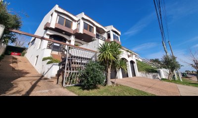 Casa Venta 5 Dormitorios 4 Baños, Piscina en Cerro San Antonio - EMGLAS