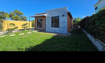 Casa Venta 2 Dormitorios 1 Baño, Piscina en Las Flores - MANDARINA