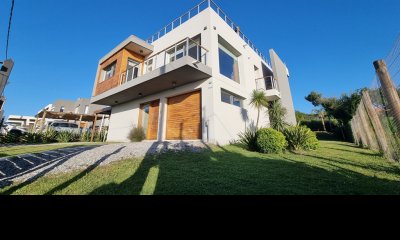 Casa Venta 3 Dormitorios 4 Baños, Piscina en Punta Colorada - THOR