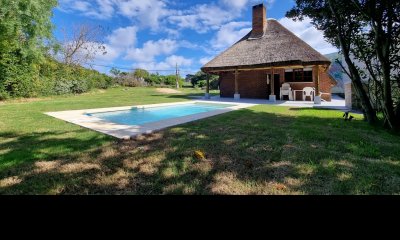 Casa Venta 4 Dormitorios 2 Baños, Piscina a Media Cuadra de la Playa, Punta Colorada - PUEBLO CHICO