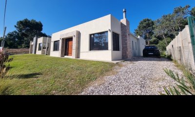 Casa Venta 3 Dormitorios 3 Baños, Piscina en Punta Colorada - EL SAUCE