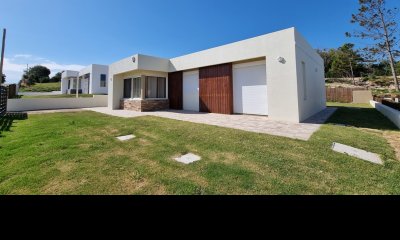 Casa Venta 2 Dormitorios 2 Baños, Piscina en Punta Colorada - PIEDRA ALTA