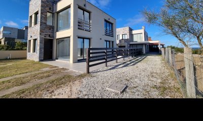 Casa Venta 4 Dormitorios 3 Baños en Punta Colorada - SOLARIUM I