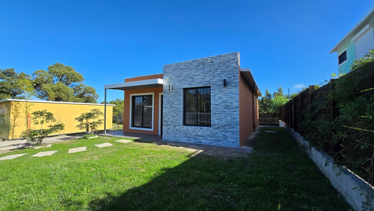 Casa Venta 2 Dormitorios 1 Baño, Piscina en Las Flores - MANDARINA