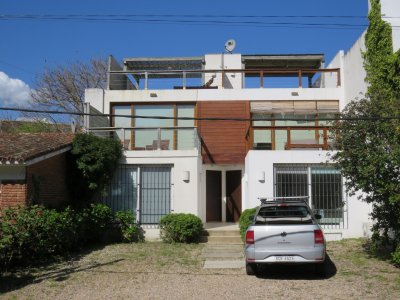 Casa ubicada a una cuadra de ruta 10 !