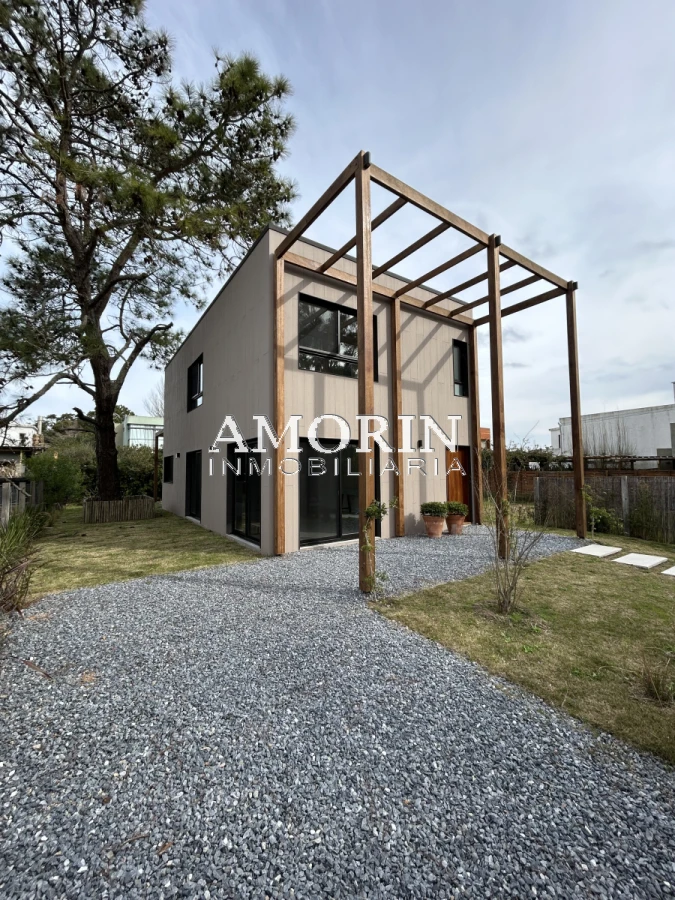 Casa ID.800 - CASA FRENTE A CLUB DE LA BARRA