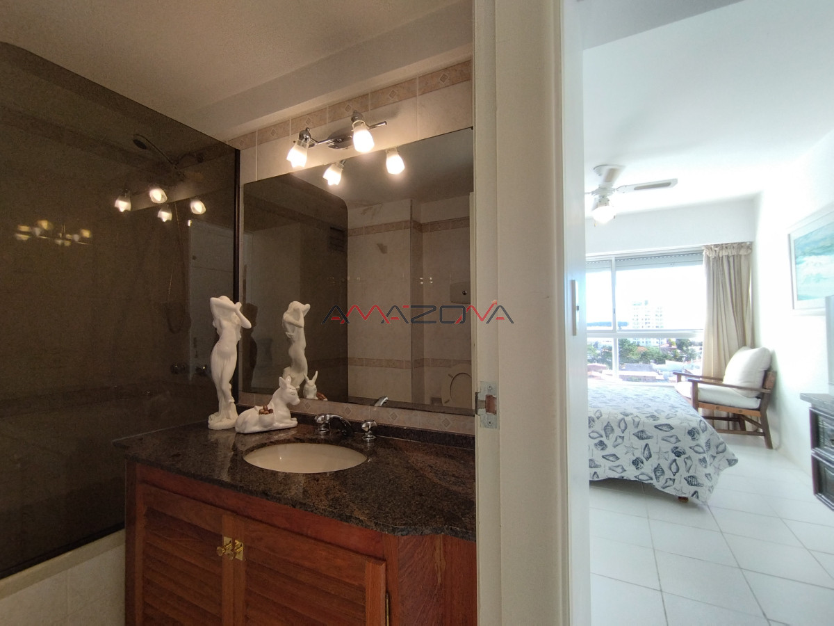 Apartamento ID.5569 - Venta- Punta del Este -vista al mar- piscina-mucama-garaje-ascensor- canchas