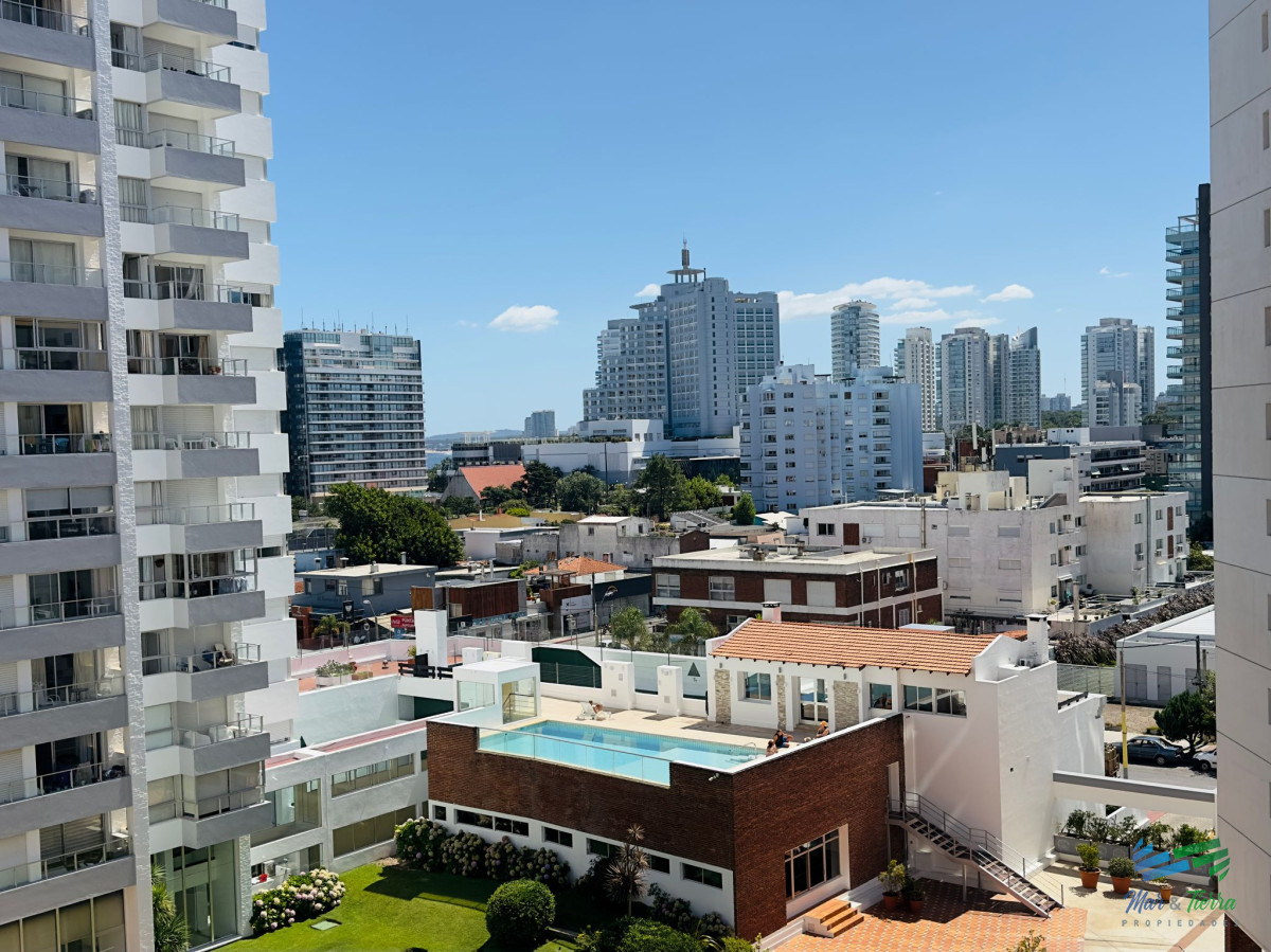Apartamento ID.4612 - Apartamento de 2 dormitorios, reciclado, en venta, en Punta del Este