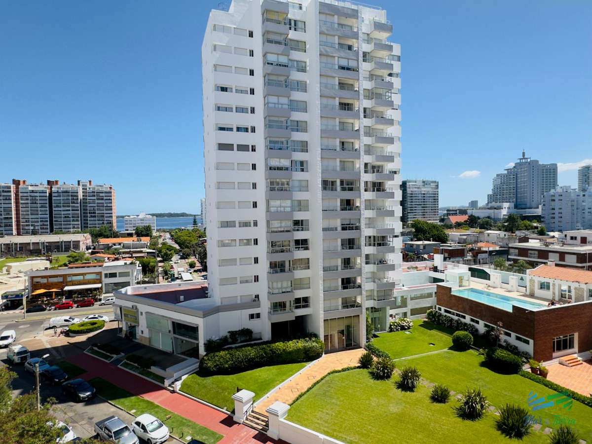 Apartamento ID.4612 - Apartamento de 2 dormitorios, reciclado, en venta, en Punta del Este