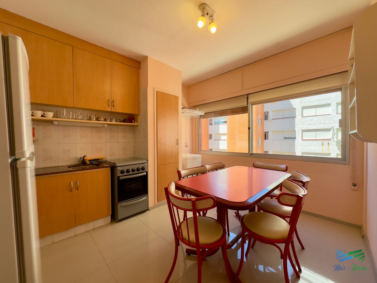 Apartamento ID.4612 - Apartamento de 2 dormitorios, reciclado, en venta, en Punta del Este