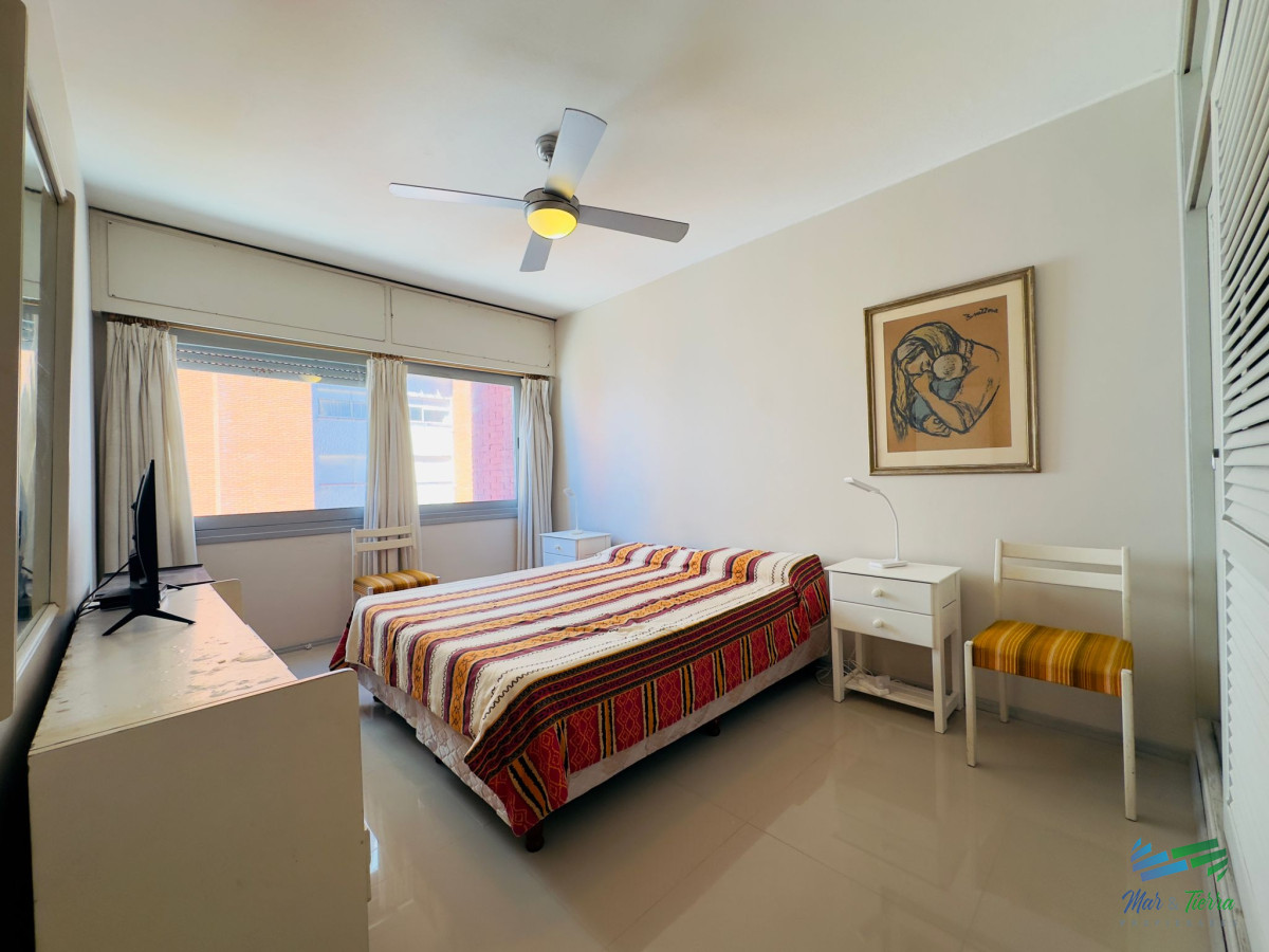 Apartamento ID.4612 - Apartamento de 2 dormitorios, reciclado, en venta, en Punta del Este