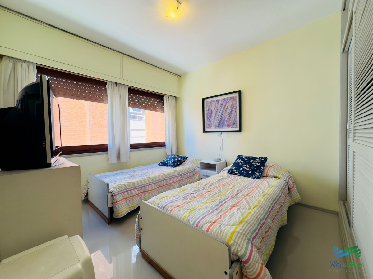 Apartamento ID.4612 - Apartamento de 2 dormitorios, reciclado, en venta, en Punta del Este