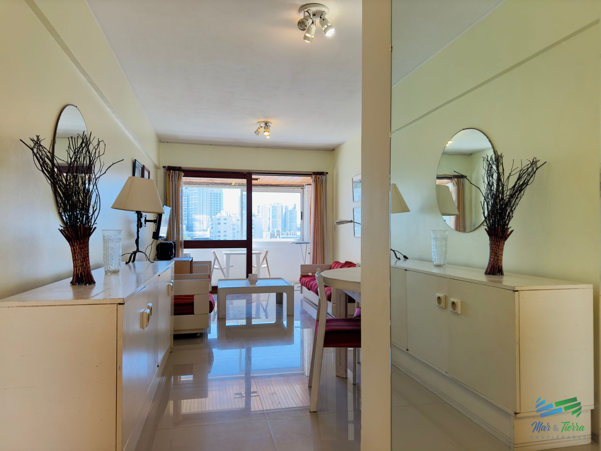 Apartamento ID.4612 - Apartamento de 2 dormitorios, reciclado, en venta, en Punta del Este