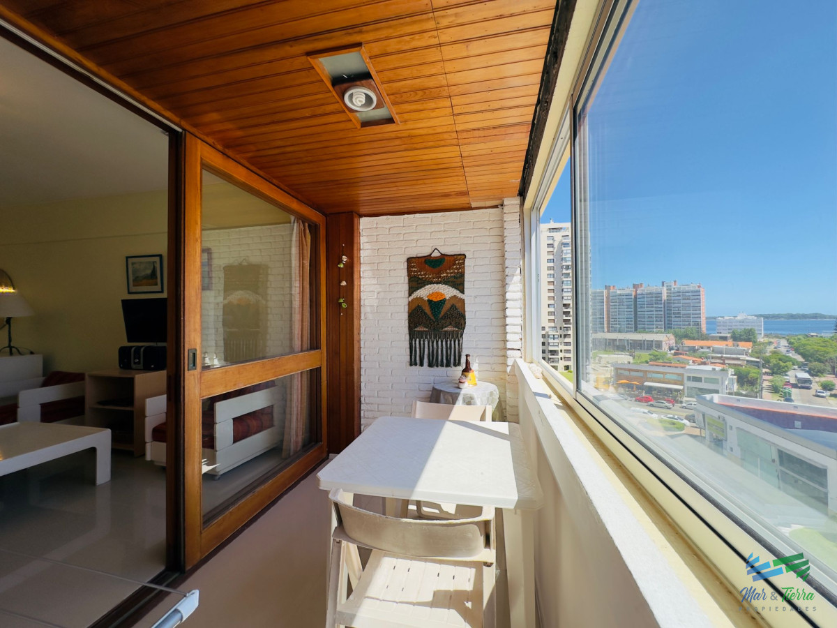 Apartamento ID.4612 - Apartamento de 2 dormitorios, reciclado, en venta, en Punta del Este