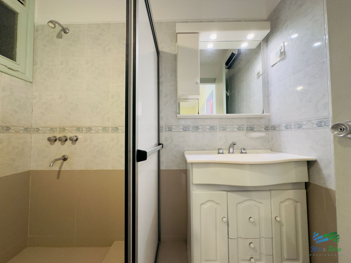 Apartamento ID.4612 - Apartamento de 2 dormitorios, reciclado, en venta, en Punta del Este