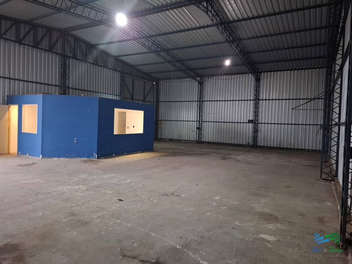 Local Comercial ID.3373 - Vendo Galpon en Maldonado, sobre avenida con mucho transito, zona de Barracas.
