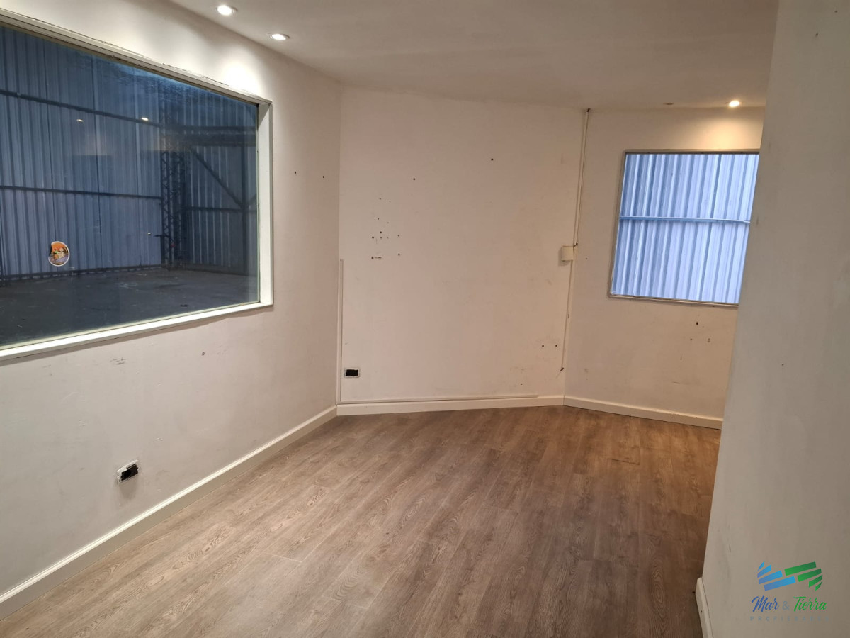 Local Comercial ID.3373 - Vendo Galpon en Maldonado, sobre avenida con mucho transito, zona de Barracas.