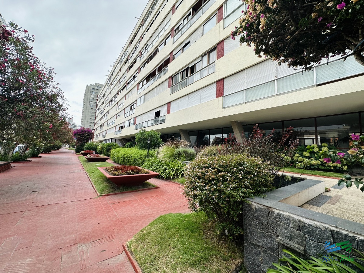 Apartamento ID.4612 - Apartamento de 2 dormitorios, reciclado, en venta, en Punta del Este