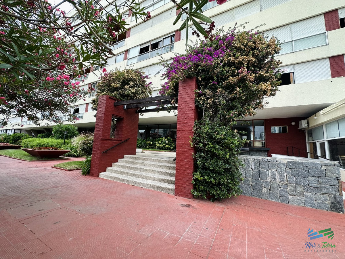 Apartamento ID.4612 - Apartamento de 2 dormitorios, reciclado, en venta, en Punta del Este