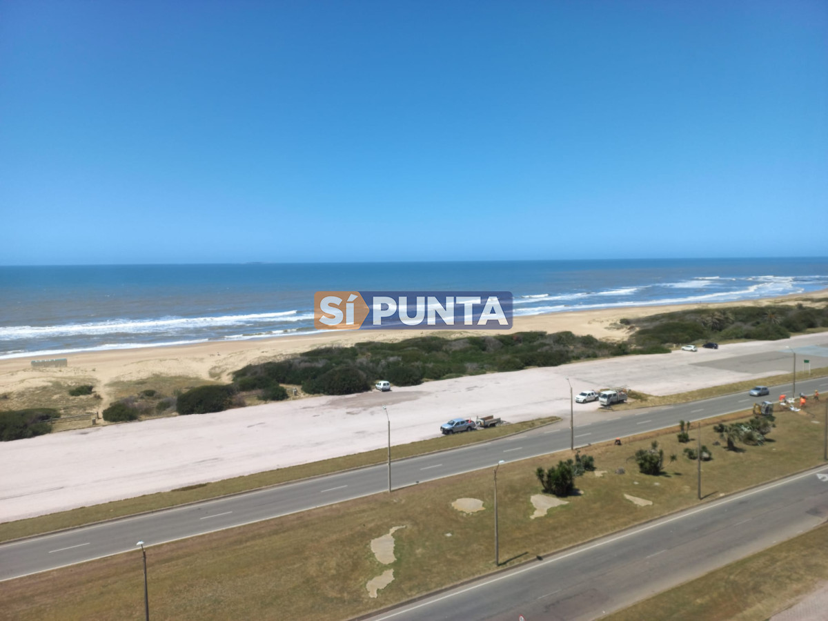Alquiler de apartamento de tres dormitorios y dependencia en Punta del Este - SPT8054A