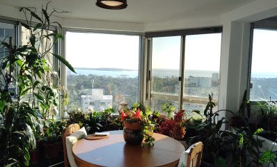 Apartamento de 3 dormitorios y servicio en venta en Punta del Este