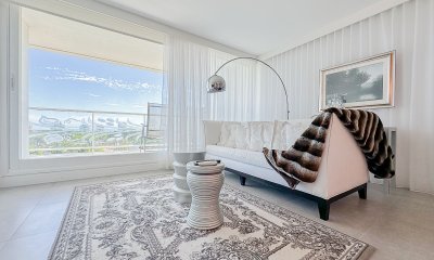 Venta de apartamento de dos dormitorios en Torre Yoo Punta del Este.