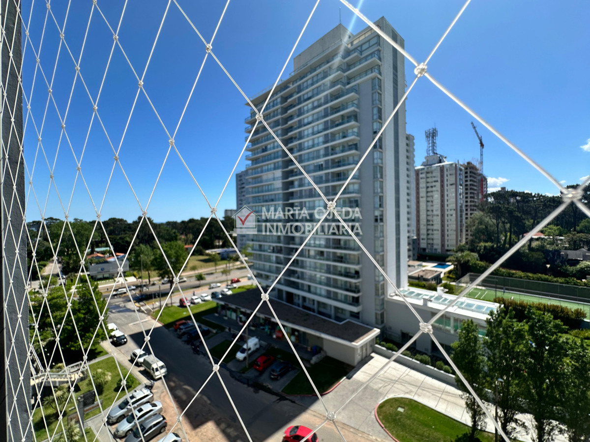 Apartamento ID.40952 - Apartamento de dos dormitorios y dependencia de servicio en venta en Punta del Este