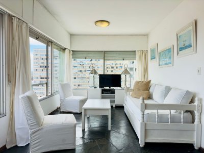 Apartamento de dos dormitorios en venta en Punta del Este
