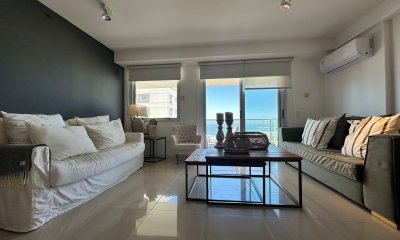 Apartamento de dos dormitorios en venta en Punta del Este.-