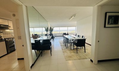 Apartamento de 3 dormitorios y dependencia de servicio en Punta del Este