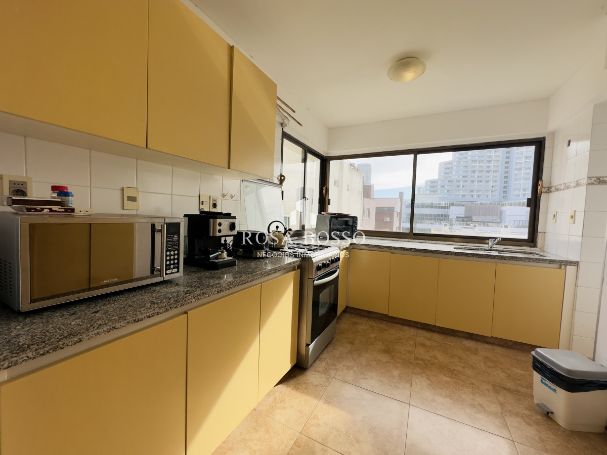 Apartamento ID.9466 - Apartamento en venta, 3 dormitorios, vista al mar, primera linea, playa mansa.