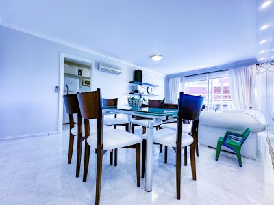 Venta de apartamento de tres dormitorios en Coral Tower, Punta del Este.