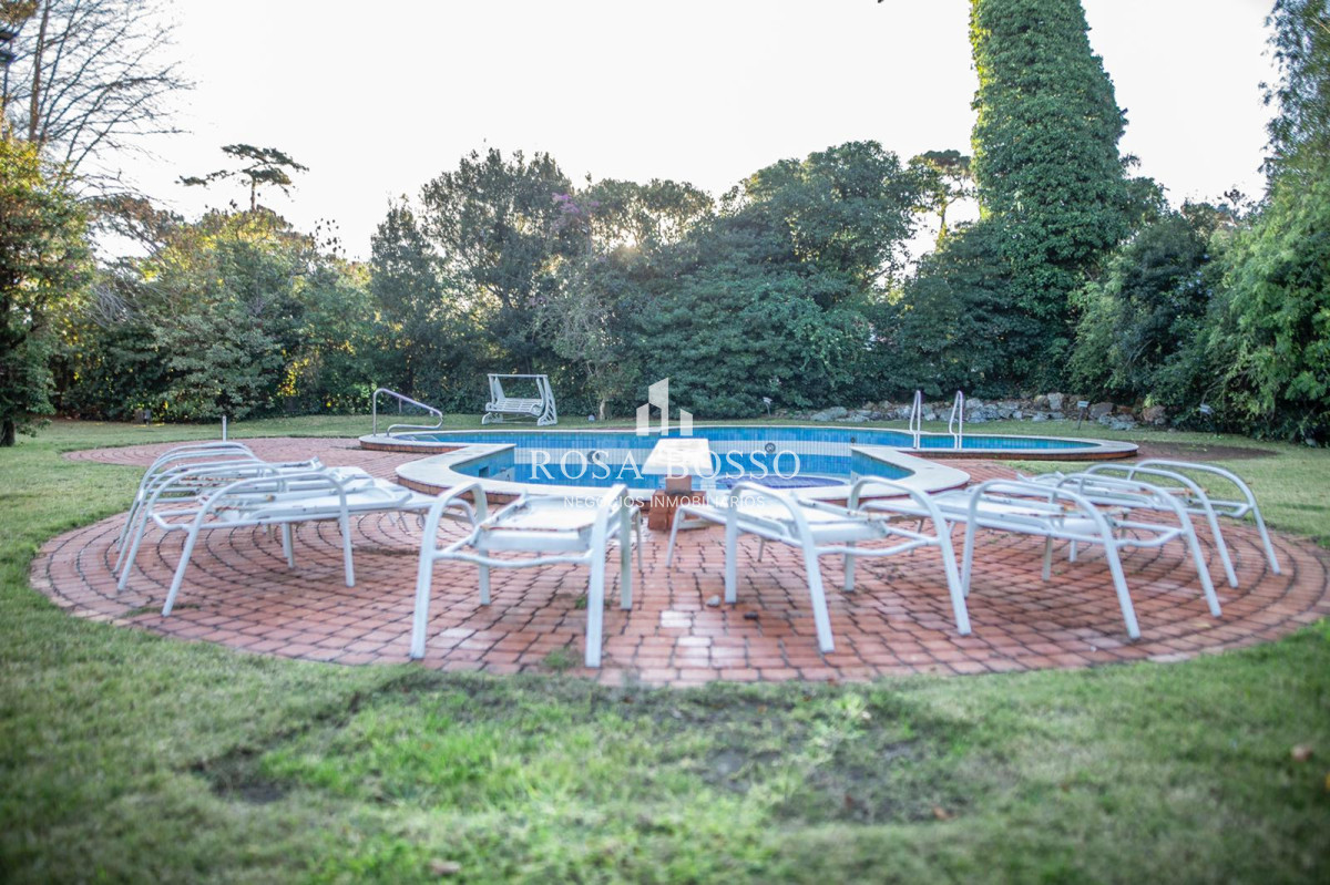 Casa ID.9099 - Casa en venta de 6 dormitorios, playa mansa, Punta del este.