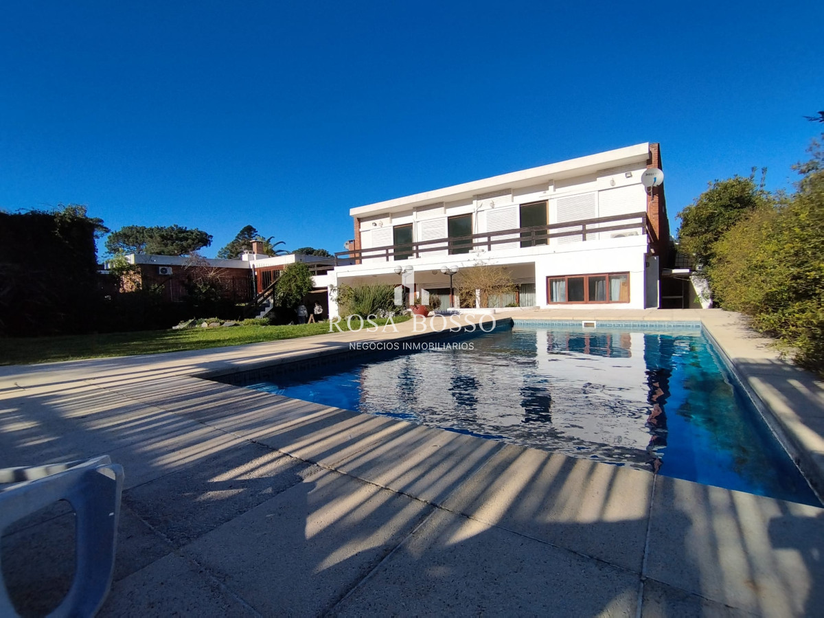Apartamento ID.8857 - Venta y alquiler de casa en playa mansa Punta del Esate de 4 dormitorios 