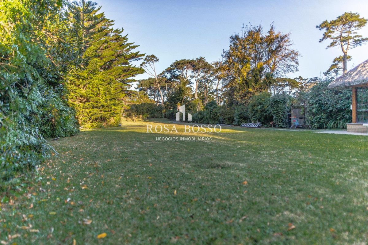 Casa ID.9099 - Casa en venta de 6 dormitorios, playa mansa, Punta del este.