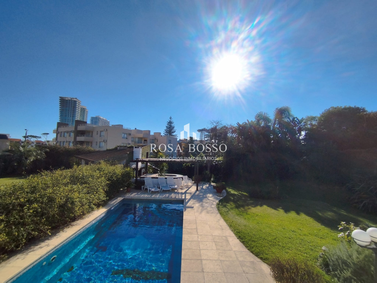 Apartamento ID.8857 - Venta y alquiler de casa en playa mansa Punta del Esate de 4 dormitorios 