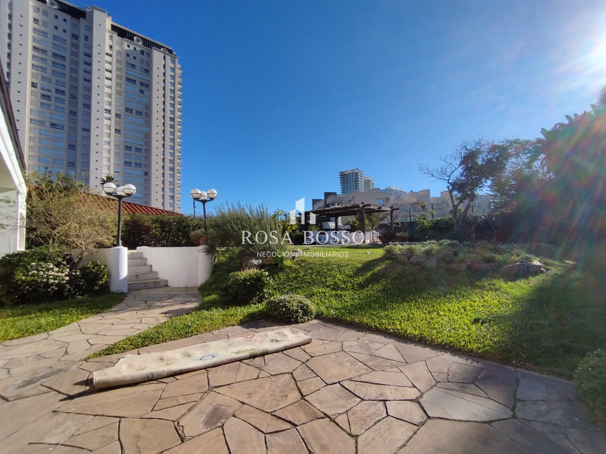 Apartamento ID.8857 - Venta y alquiler de casa en playa mansa Punta del Esate de 4 dormitorios 