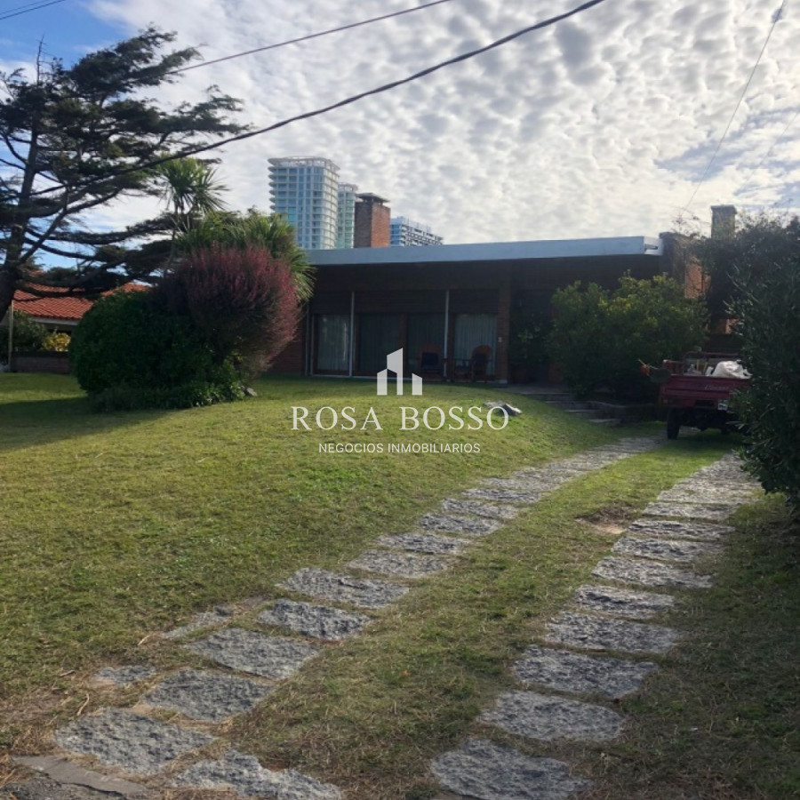 Apartamento ID.8857 - Venta y alquiler de casa en playa mansa Punta del Esate de 4 dormitorios 