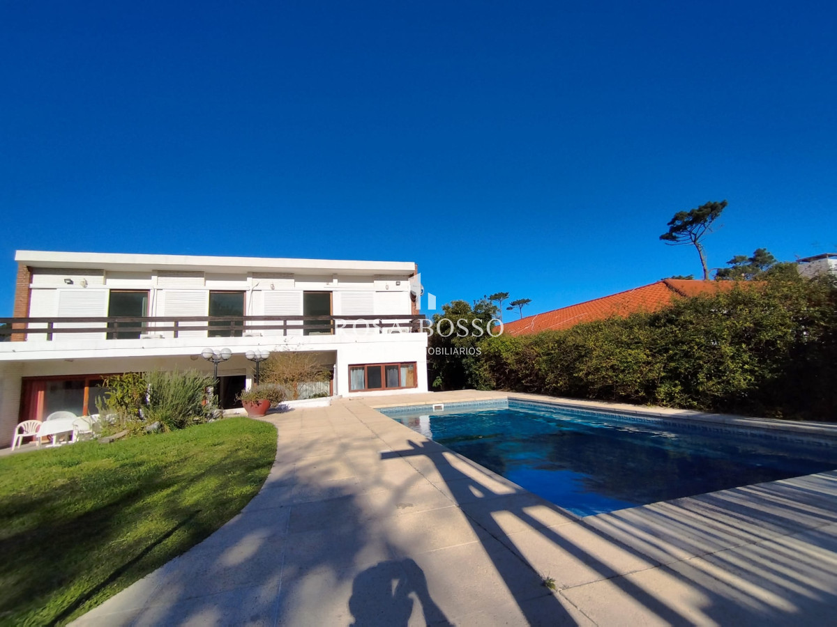 Apartamento ID.8857 - Venta y alquiler de casa en playa mansa Punta del Esate de 4 dormitorios 