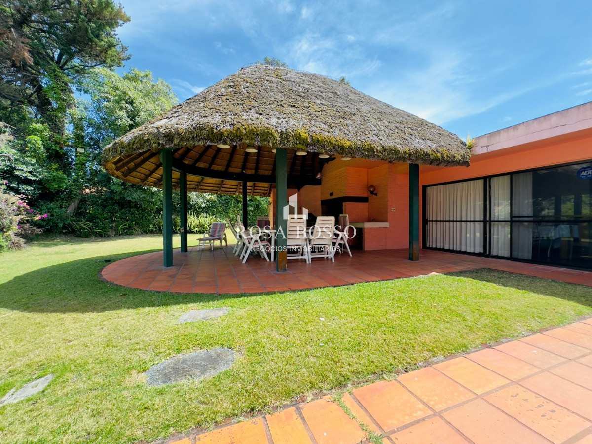 Apartamento ID.9100 - Casa en Venta, 5 dormitorios, 50 metros de la playa.