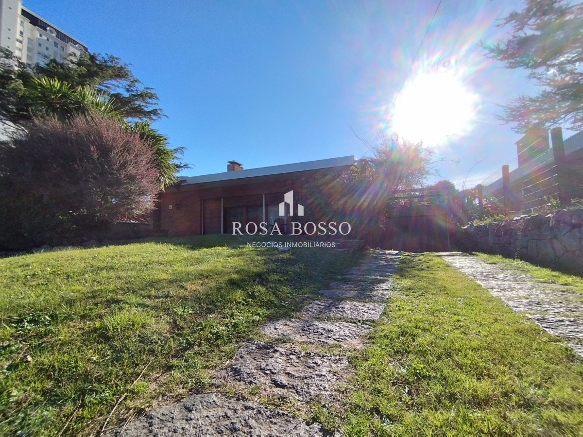 Apartamento ID.8857 - Venta y alquiler de casa en playa mansa Punta del Esate de 4 dormitorios 