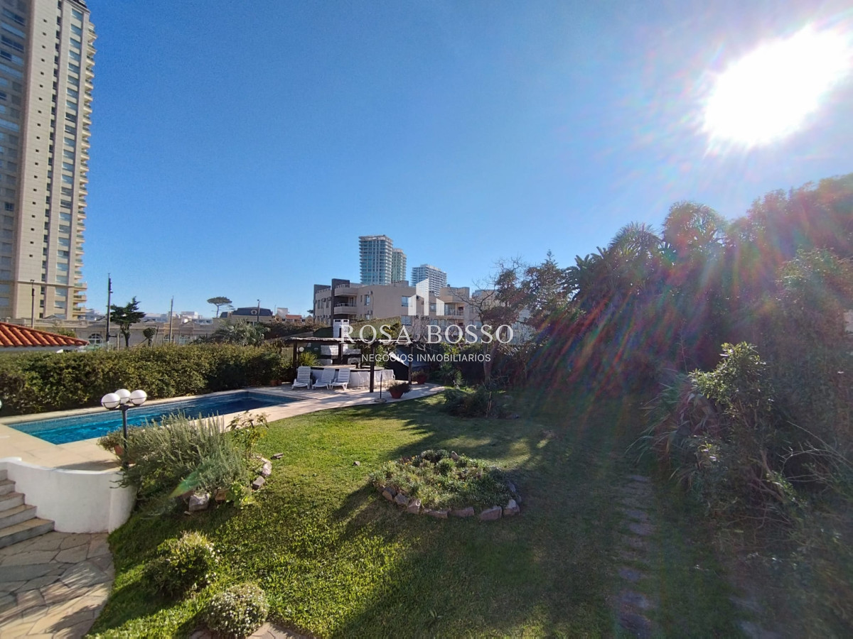 Apartamento ID.8857 - Venta y alquiler de casa en playa mansa Punta del Esate de 4 dormitorios 