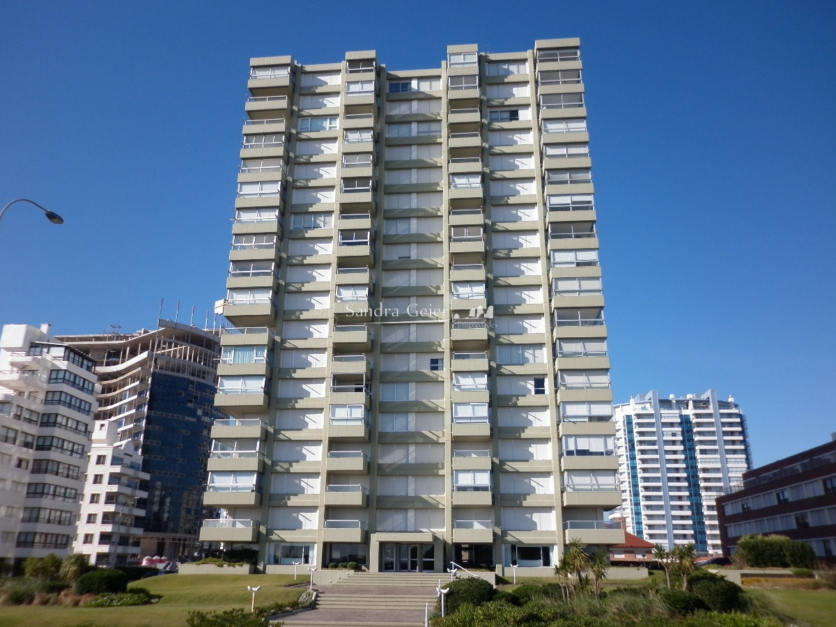 Apartamento ID.3550 - Apartamento de 3 dormitorios en venta sobre playa mansa