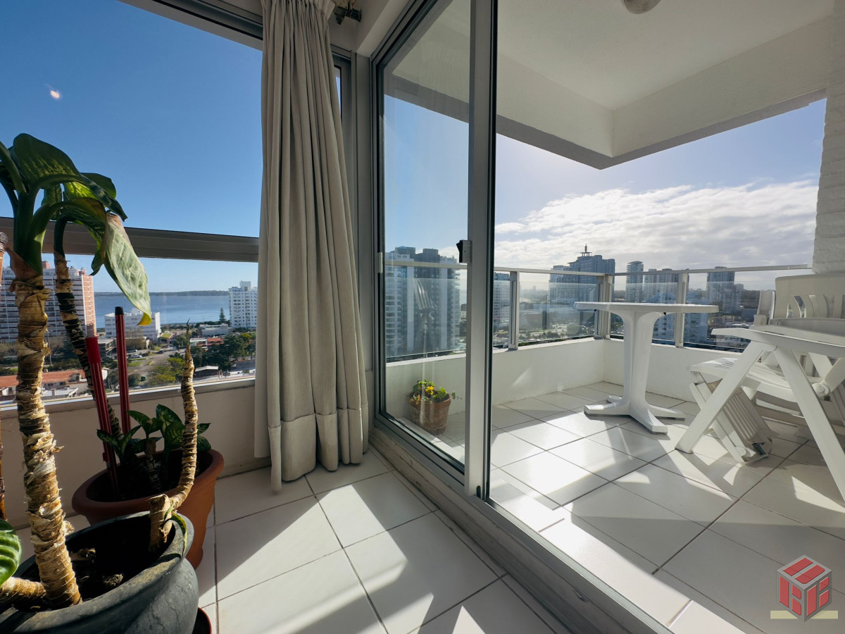 Apartamento ID.8844 - Apto en venta de 2 dormitorios, 2 baños, Punta del este. 