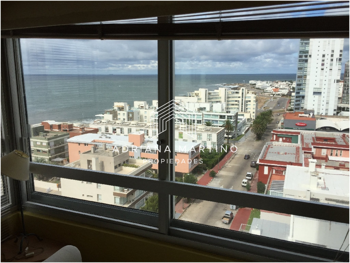Apartamento ID.70234 - Apartamento en venta de 3 dormitorios y dependencia en Punta del Este