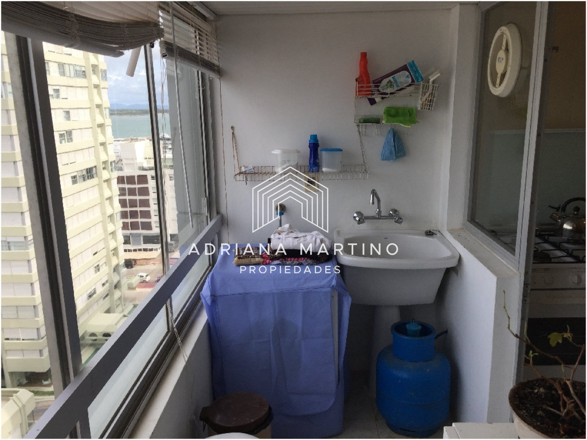 Apartamento ID.70234 - Apartamento en venta de 3 dormitorios y dependencia en Punta del Este